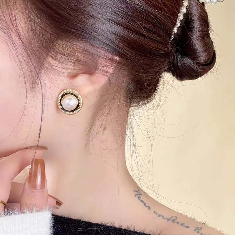 1 Pair Elegant Vintage Style Simple Style Round Plating Inlay Alloy Artificial Pearls Gold Plated Ear Studs display picture 4