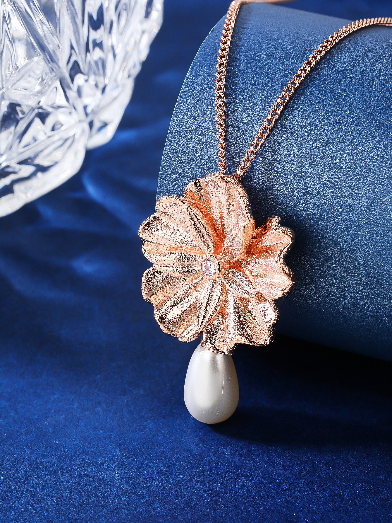 Simple Style Flower Copper Plating Inlay Artificial Pearls Zircon 18k Gold Plated Rose Gold Plated Pendant Necklace display picture 6