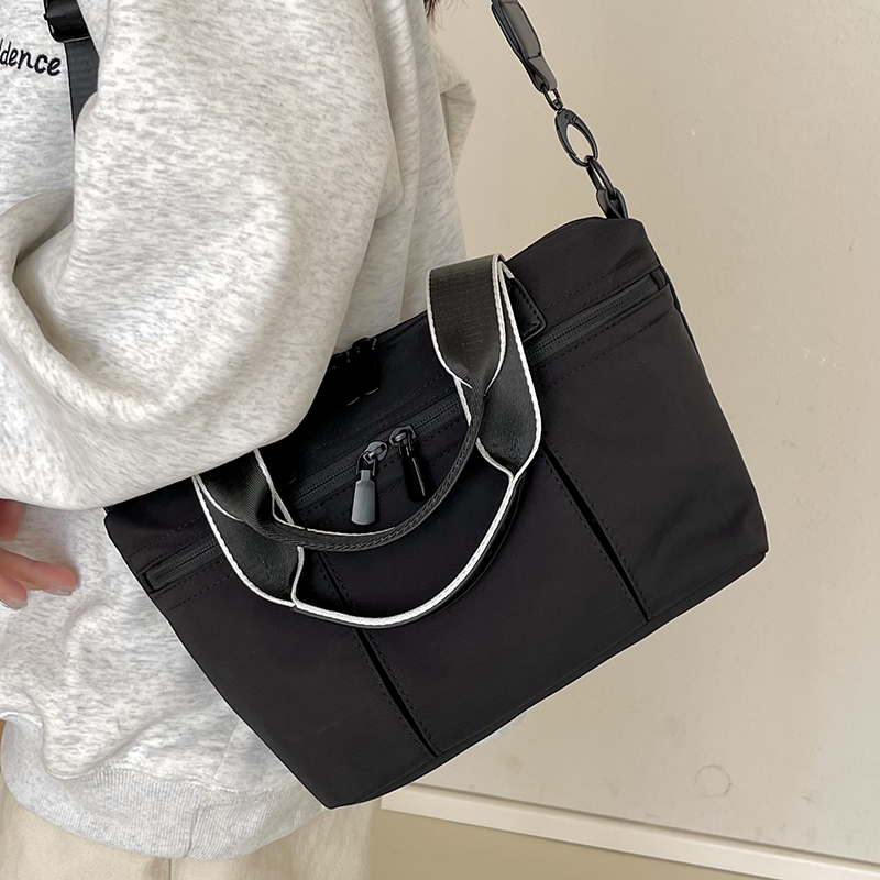 Women's Nylon Solid Color Classic Style Streetwear Sports Sewing Thread Square Zipper Shoulder Bag Crossbody Bag display picture 5
