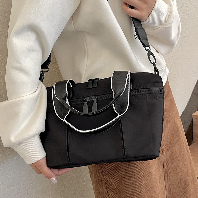 Women's Nylon Solid Color Classic Style Streetwear Sports Sewing Thread Square Zipper Shoulder Bag Crossbody Bag display picture 10