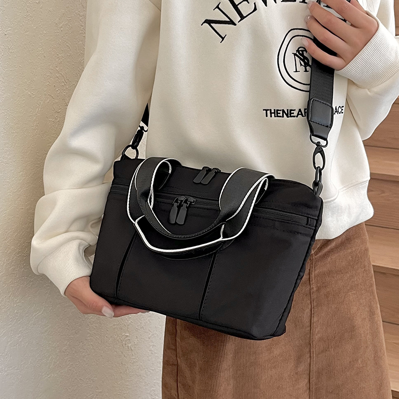 Women's Nylon Solid Color Classic Style Streetwear Sports Sewing Thread Square Zipper Shoulder Bag Crossbody Bag display picture 6