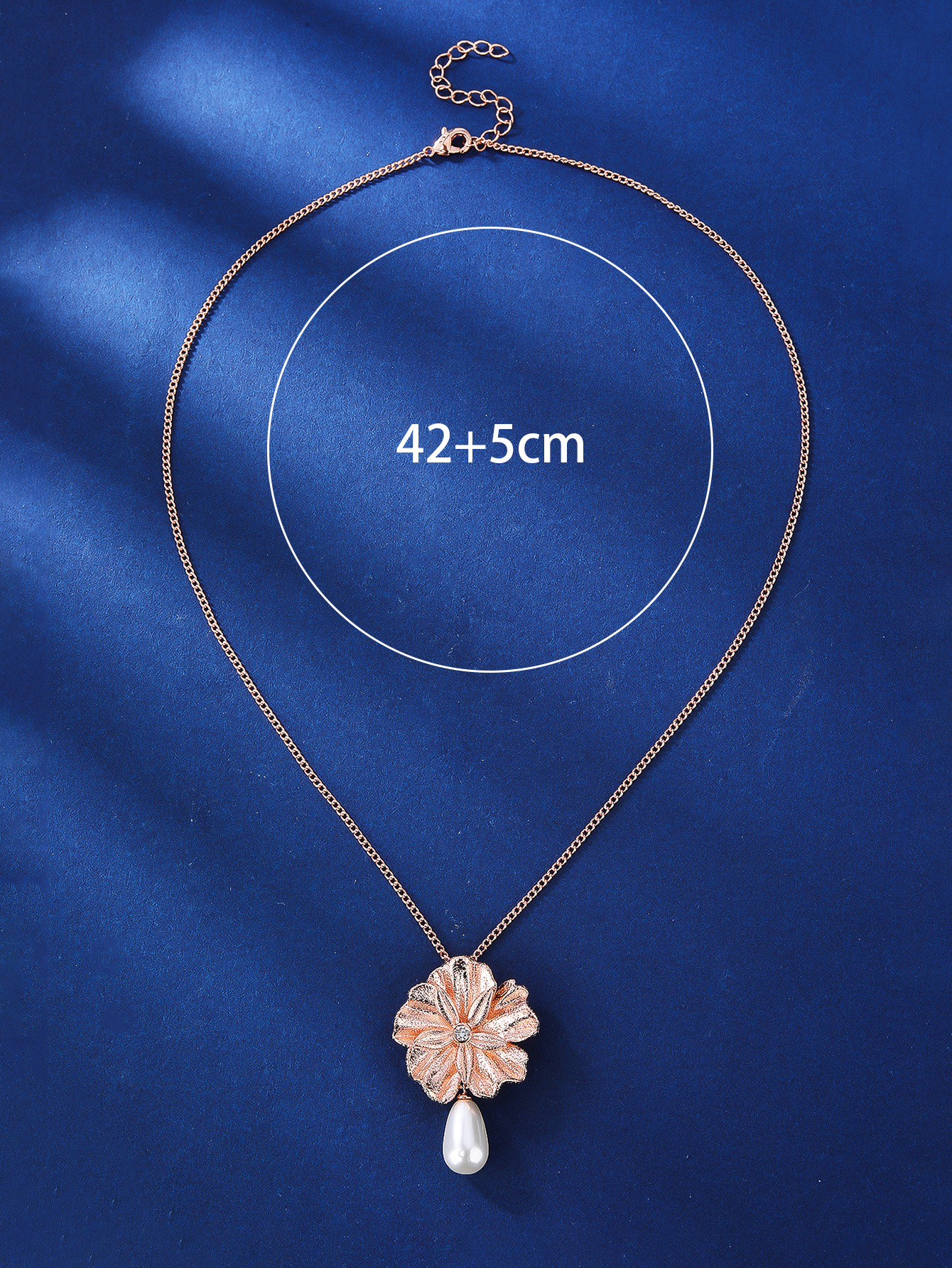 Simple Style Flower Copper Plating Inlay Artificial Pearls Zircon 18k Gold Plated Rose Gold Plated Pendant Necklace display picture 7