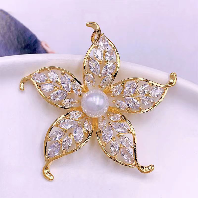 Elegant Luxurious Flower Brass Plating Inlay Pearl Zircon Women's Brooches 1 Piece display picture 4