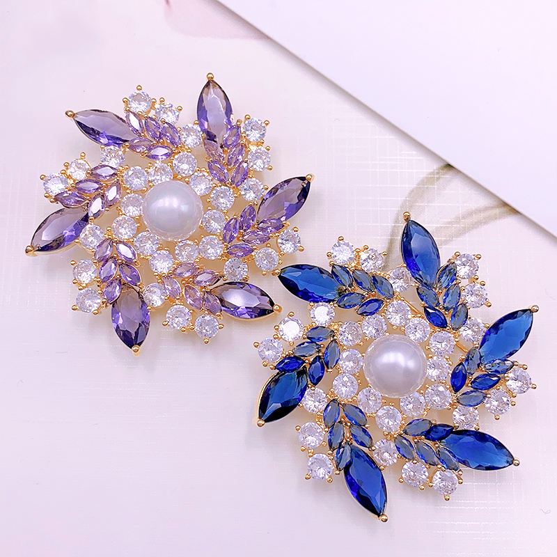 Elegant Luxurious Flower Brass Plating Inlay Pearl Zircon Women's Brooches 1 Piece display picture 5