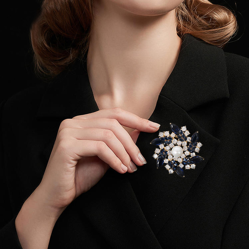 Elegant Luxurious Flower Brass Plating Inlay Pearl Zircon Women's Brooches 1 Piece display picture 3