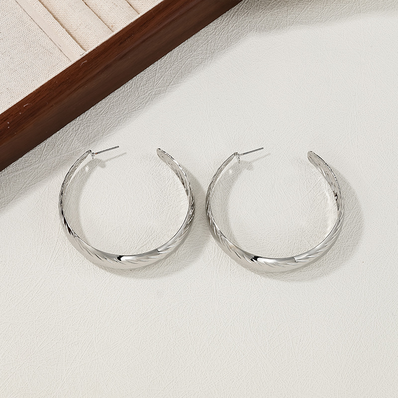 1 Piece Simple Style C Shape Alloy Earrings display picture 2