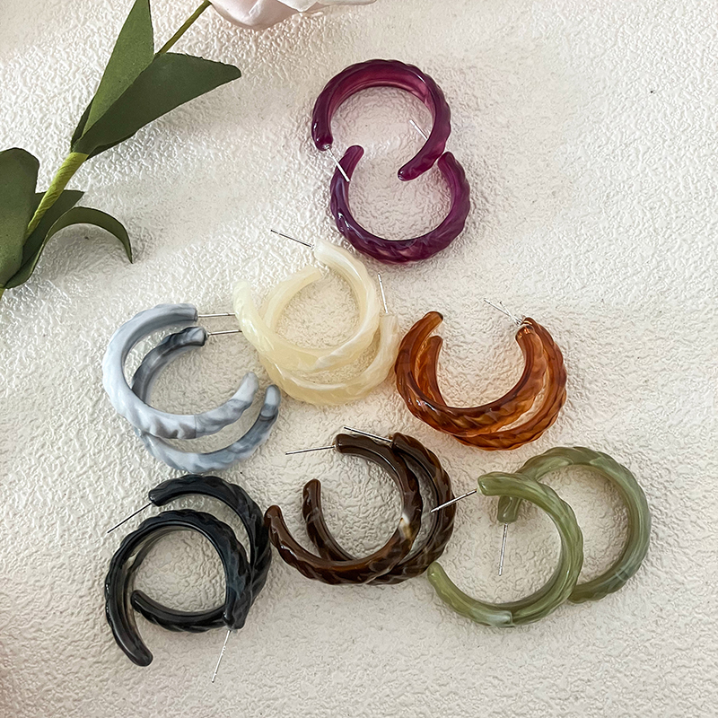 1 Pair Simple Style Streetwear Commute C Shape Twist Arylic Ear Studs display picture 1