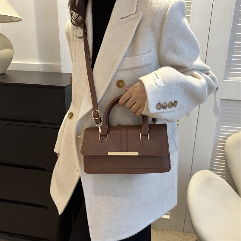Women's Pu Leather Solid Color Basic Vintage Style Square Flip Cover Shoulder Bag Handbag Crossbody Bag display picture 1