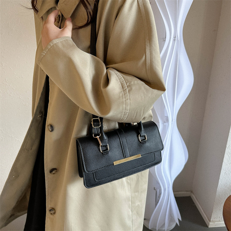 Women's Pu Leather Solid Color Basic Vintage Style Square Flip Cover Shoulder Bag Handbag Crossbody Bag display picture 2