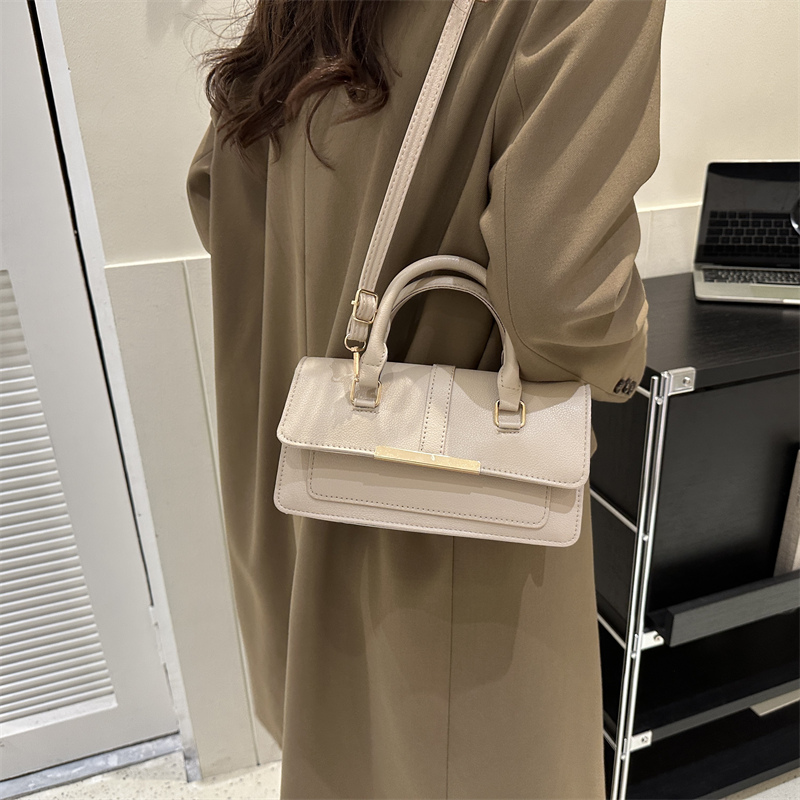 Women's Pu Leather Solid Color Basic Vintage Style Square Flip Cover Shoulder Bag Handbag Crossbody Bag display picture 10