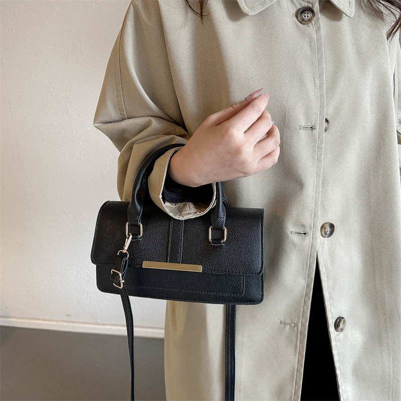 Women's Pu Leather Solid Color Basic Vintage Style Square Flip Cover Shoulder Bag Handbag Crossbody Bag display picture 8