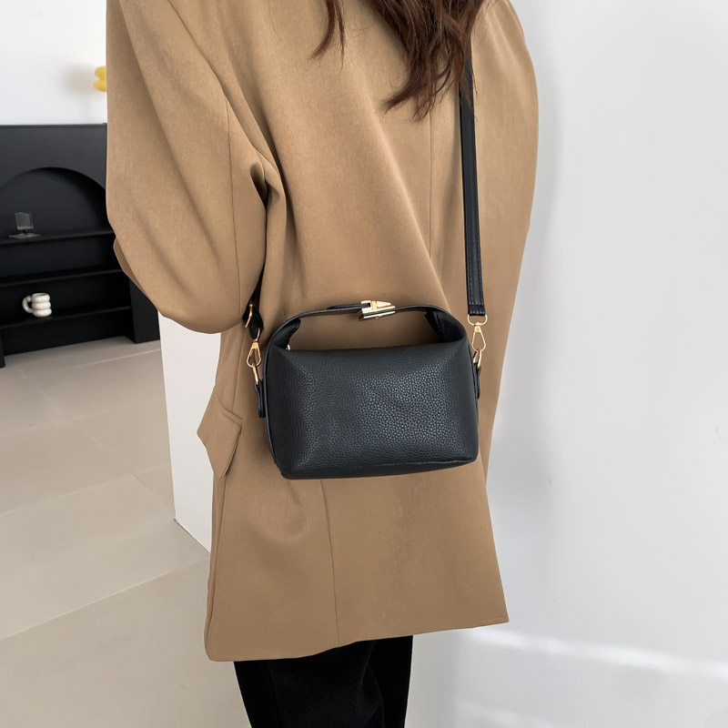 Femmes Faux Cuir Couleur Unie De Base Carré Fermeture Éclair Sac D'épaule Sac À Main Sac Bandoulière display picture 1