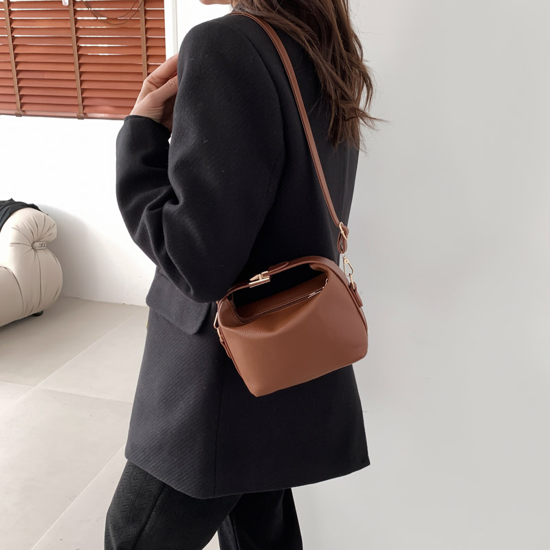 Femmes Faux Cuir Couleur Unie De Base Carré Fermeture Éclair Sac D'épaule Sac À Main Sac Bandoulière display picture 3