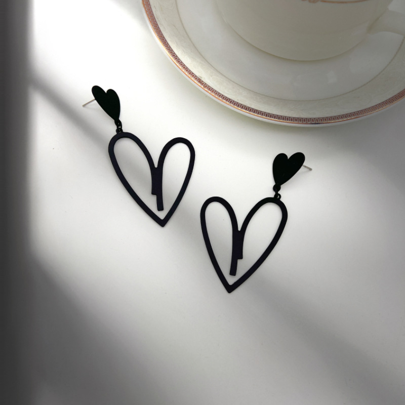 1 Pair Simple Style Heart Shape Metal Drop Earrings display picture 4
