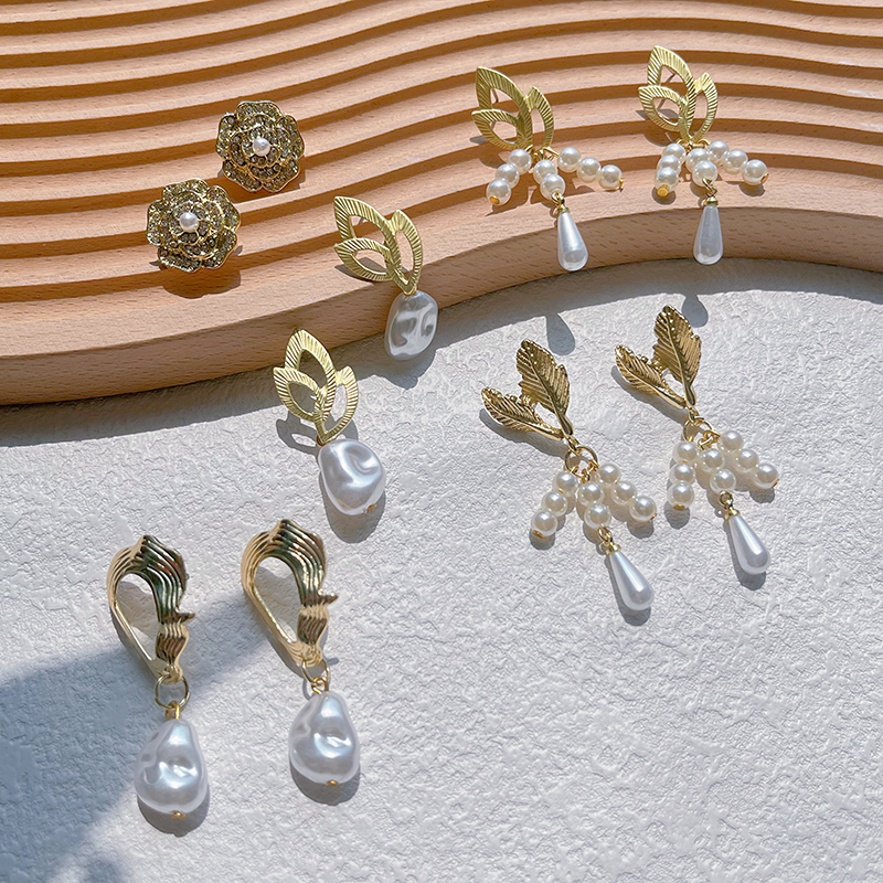 1 Paar Elegant Geometrisch Überzug Inlay Legierung Künstliche Perlen 14 Karat Vergoldet Ohrringe display picture 1