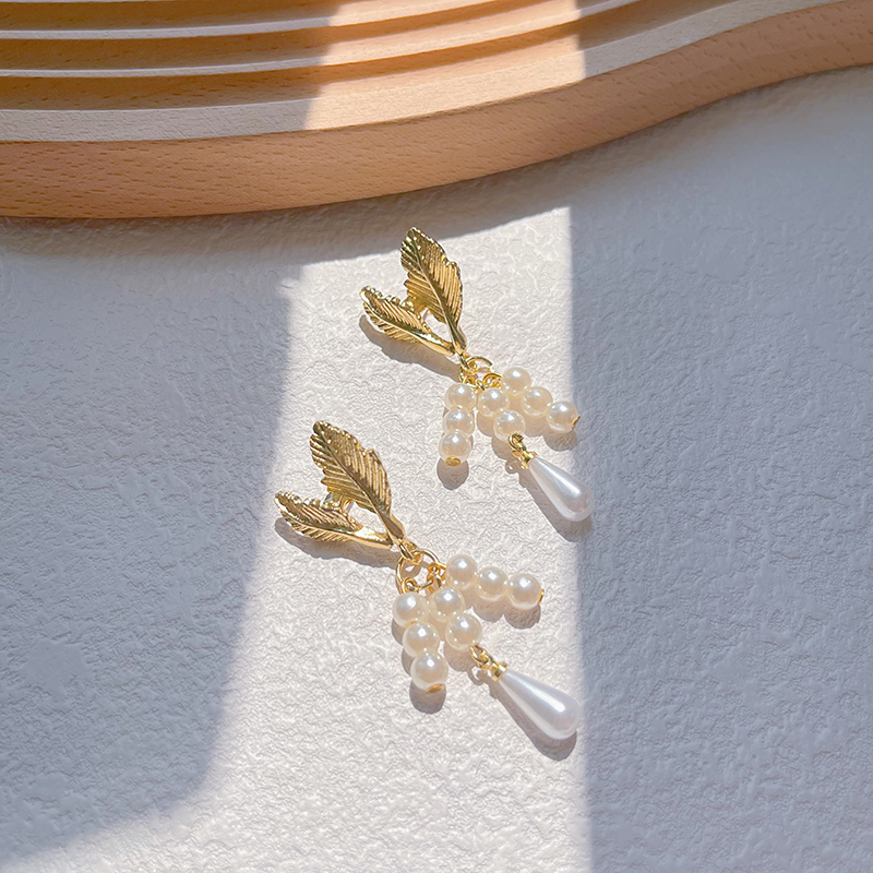 1 Paar Elegant Geometrisch Überzug Inlay Legierung Künstliche Perlen 14 Karat Vergoldet Ohrringe display picture 5