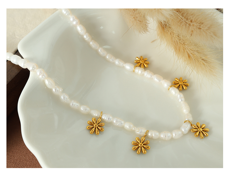 Elegant Chrysanthemum Freshwater Pearl Titanium Steel Beaded Plating 18k Gold Plated Necklace display picture 5