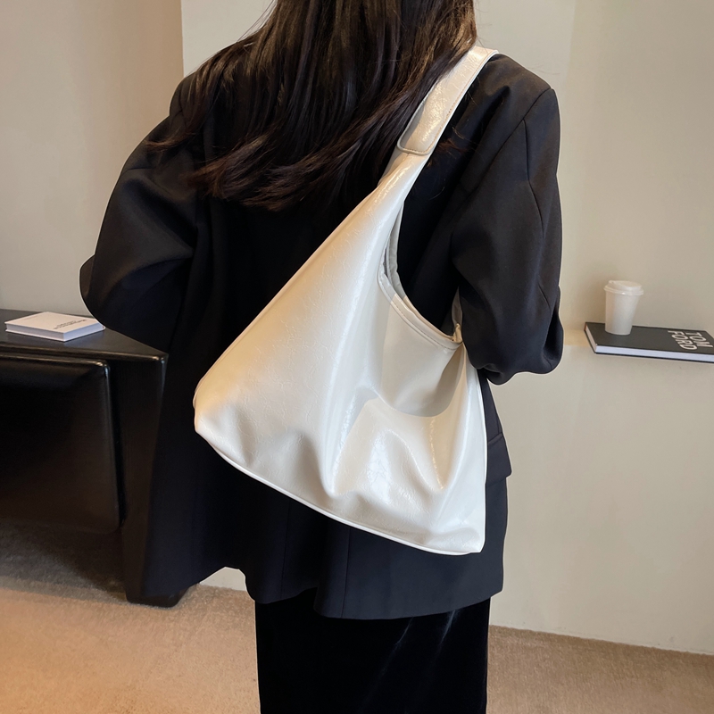 Women's Pu Leather Solid Color Vintage Style Classic Style Streetwear Sewing Thread Dumpling Shape Magnetic Buckle Shoulder Bag Tote Bag Underarm Bag display picture 14