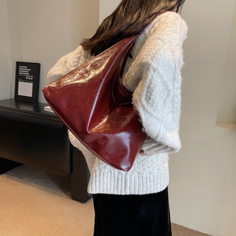 Women's Pu Leather Solid Color Vintage Style Classic Style Streetwear Sewing Thread Dumpling Shape Magnetic Buckle Shoulder Bag Tote Bag Underarm Bag display picture 13