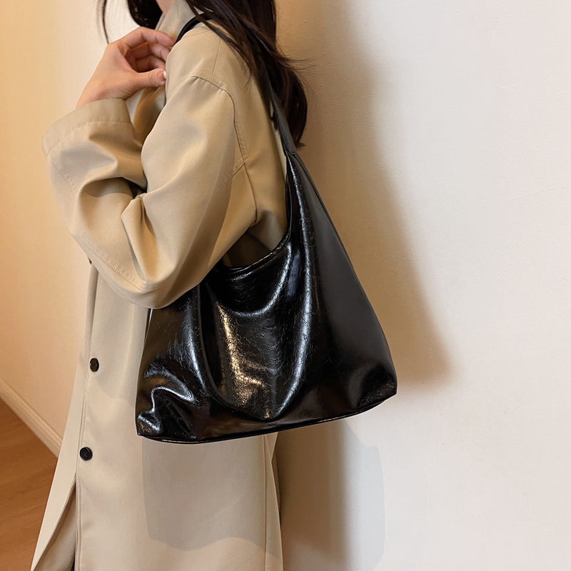 Women's Pu Leather Solid Color Vintage Style Classic Style Streetwear Sewing Thread Dumpling Shape Magnetic Buckle Shoulder Bag Tote Bag Underarm Bag display picture 24