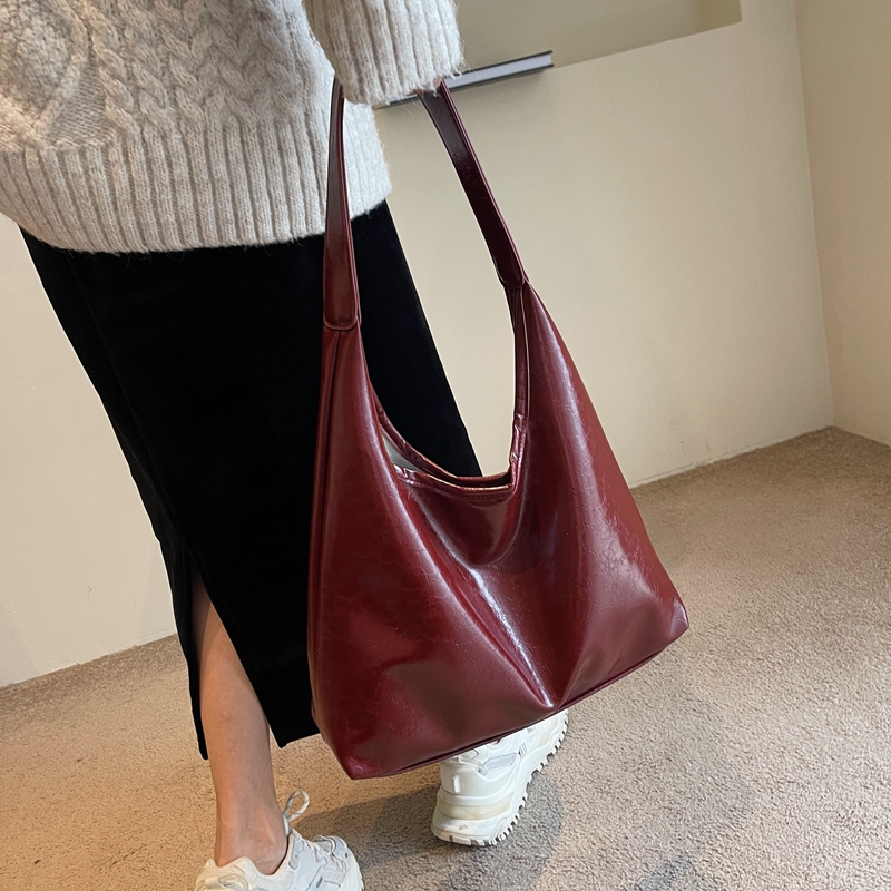 Women's Pu Leather Solid Color Vintage Style Classic Style Streetwear Sewing Thread Dumpling Shape Magnetic Buckle Shoulder Bag Tote Bag Underarm Bag display picture 27
