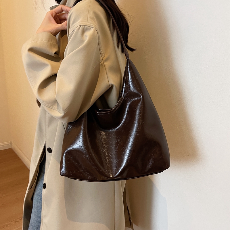 Women's Pu Leather Solid Color Vintage Style Classic Style Streetwear Sewing Thread Dumpling Shape Magnetic Buckle Shoulder Bag Tote Bag Underarm Bag display picture 11