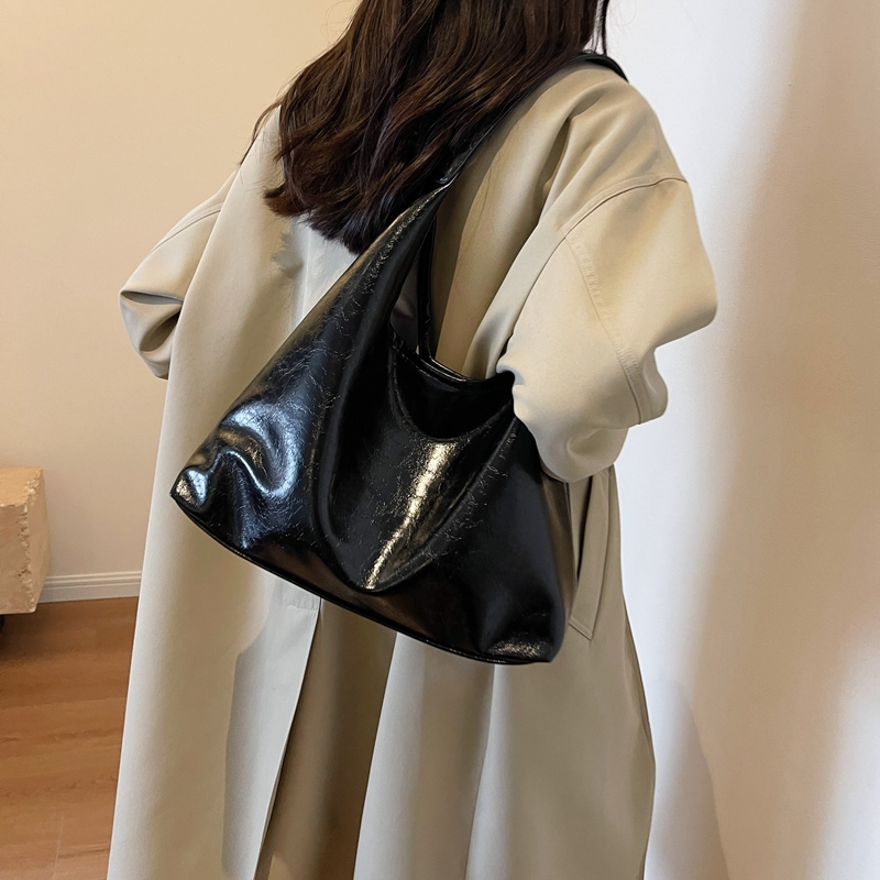 Women's Pu Leather Solid Color Vintage Style Classic Style Streetwear Sewing Thread Dumpling Shape Magnetic Buckle Shoulder Bag Tote Bag Underarm Bag display picture 18