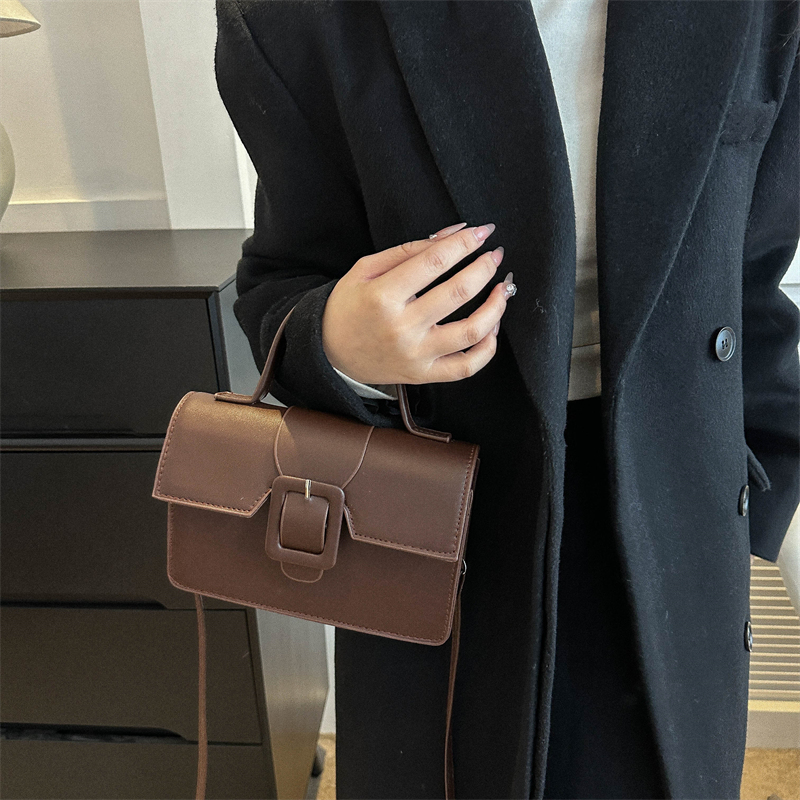 Women's Pu Leather Solid Color Vintage Style Square Flip Cover Shoulder Bag Handbag Crossbody Bag display picture 3