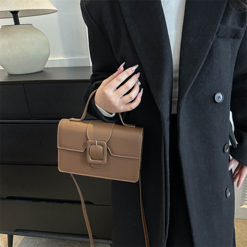 Women's Pu Leather Solid Color Vintage Style Square Flip Cover Shoulder Bag Handbag Crossbody Bag display picture 8