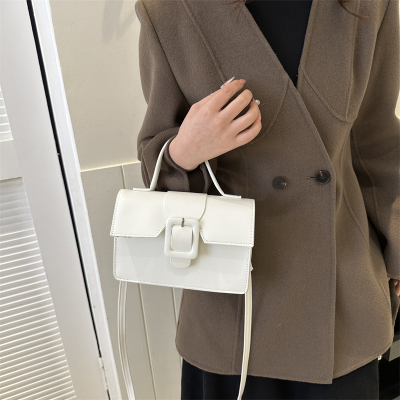 Women's Pu Leather Solid Color Vintage Style Square Flip Cover Shoulder Bag Handbag Crossbody Bag display picture 5