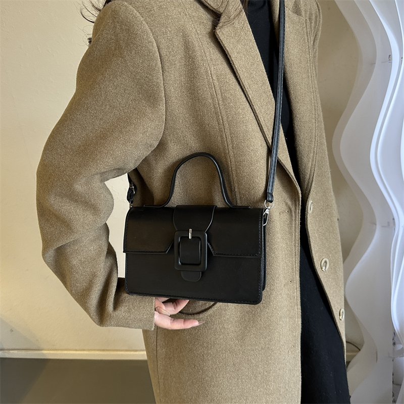 Women's Pu Leather Solid Color Vintage Style Square Flip Cover Shoulder Bag Handbag Crossbody Bag display picture 4