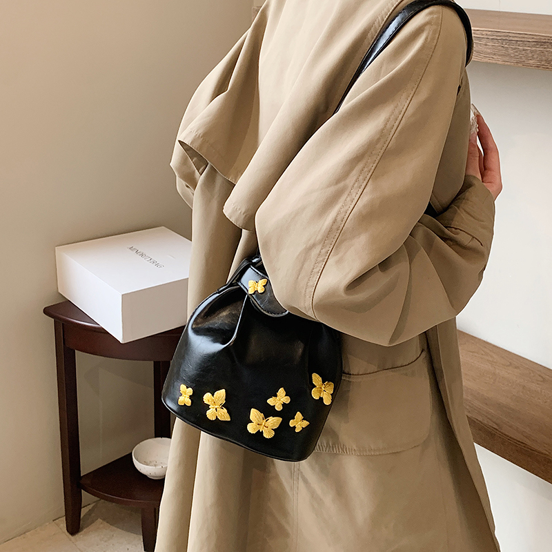 Women's Pu Leather Butterfly Vintage Style Bucket Magnetic Buckle Shoulder Bag Crossbody Bag Bucket Bag display picture 5