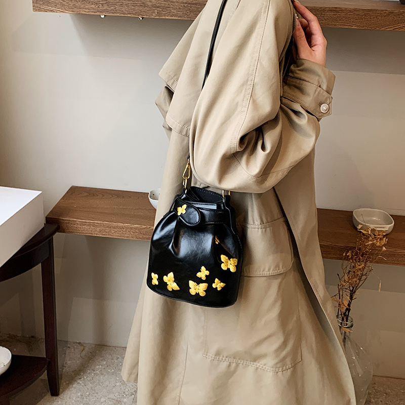 Women's Pu Leather Butterfly Vintage Style Bucket Magnetic Buckle Shoulder Bag Crossbody Bag Bucket Bag display picture 4