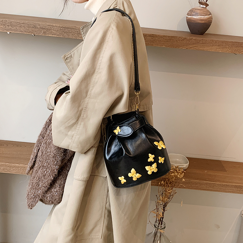 Women's Pu Leather Butterfly Vintage Style Bucket Magnetic Buckle Shoulder Bag Crossbody Bag Bucket Bag display picture 6