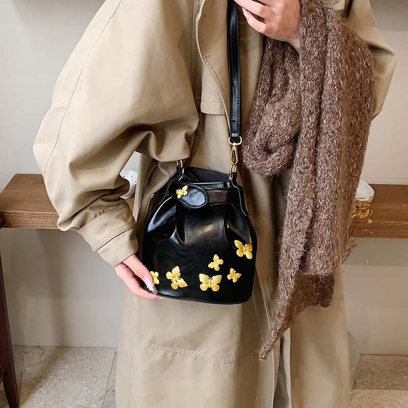 Women's Pu Leather Butterfly Vintage Style Bucket Magnetic Buckle Shoulder Bag Crossbody Bag Bucket Bag display picture 8
