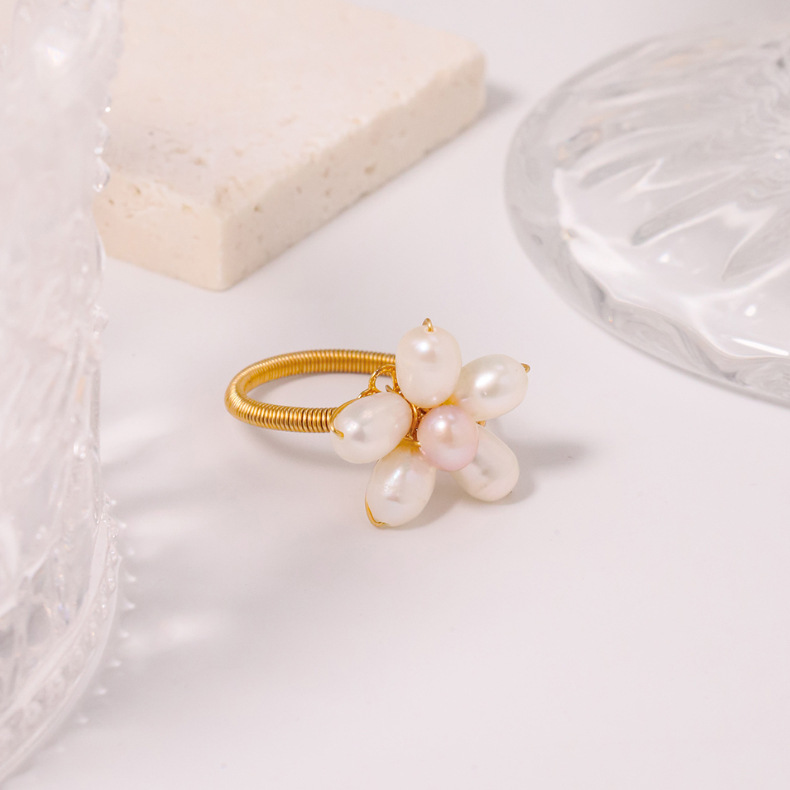 Simple Style Classic Style Flower Freshwater Pearl Copper Plating Inlay Pearl 18k Gold Plated Rings display picture 1
