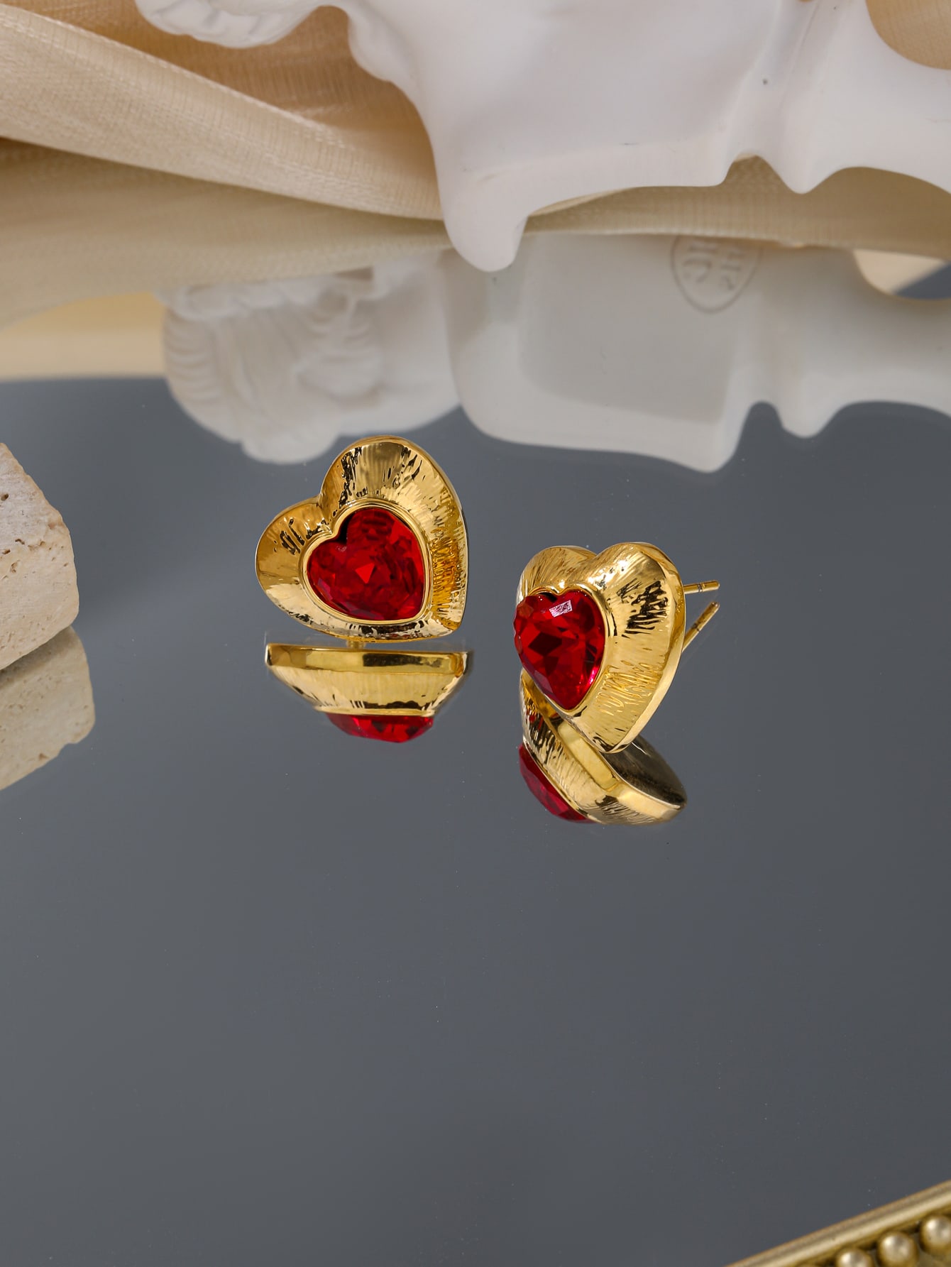 1 Pair Vintage Style Romantic Heart Shape Plating Inlay Alloy Zircon 18k Gold Plated Ear Studs display picture 4