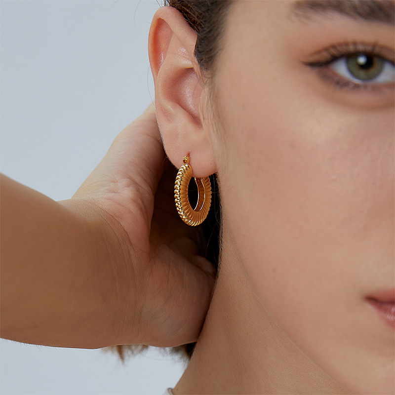1 Pair Novelty Commute Shiny Solid Color Side Stripe Plating Pleated Copper 18k Gold Plated Hoop Earrings display picture 5
