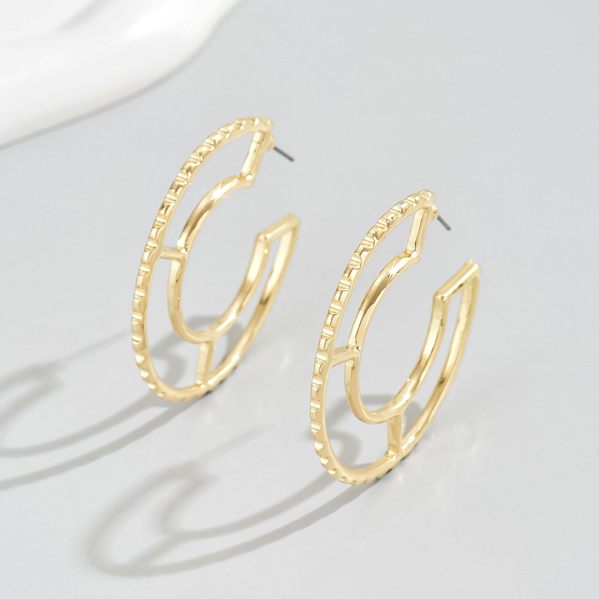 1 Pair Elegant Retro Solid Color Hollow Out Alloy Iron Earrings display picture 3