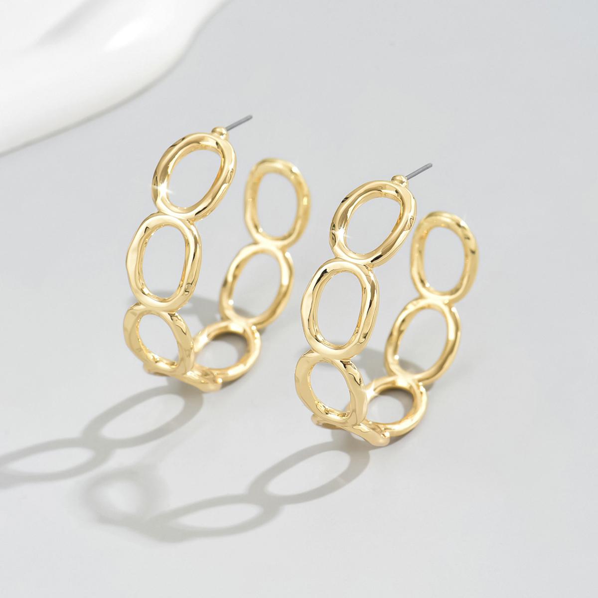 1 Pair Elegant Retro Solid Color Hollow Out Alloy Iron Earrings display picture 12