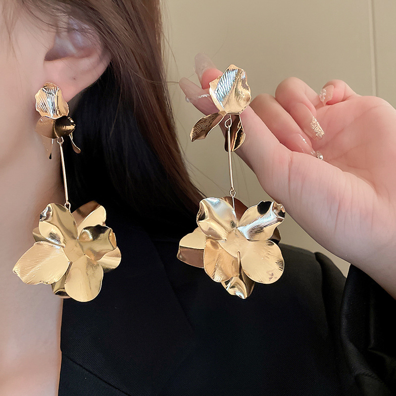 1 Pair Luxurious Flower Alloy Drop Earrings display picture 8