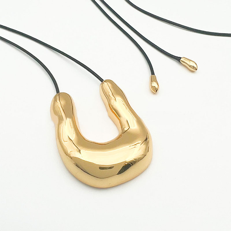 Glam Luxurious Shiny U Shape Copper Plating Metal 18k Gold Plated Pendant Necklace display picture 9