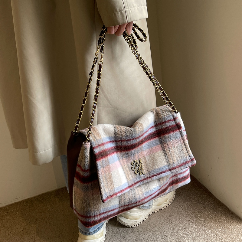 Women's Plush Plaid Classic Style Square Flip Cover Shoulder Bag display picture 2