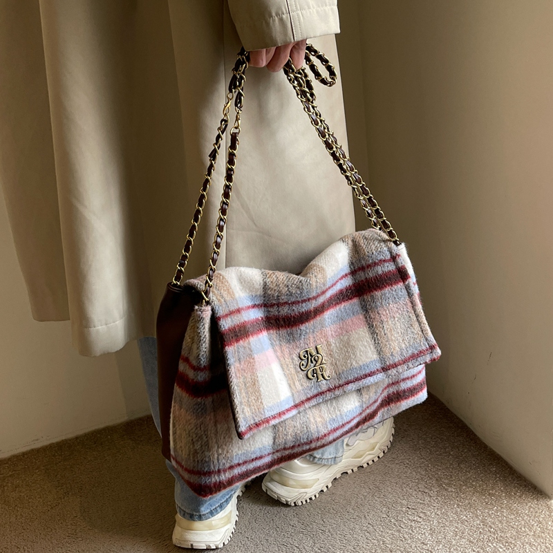 Women's Plush Plaid Classic Style Square Flip Cover Shoulder Bag display picture 1