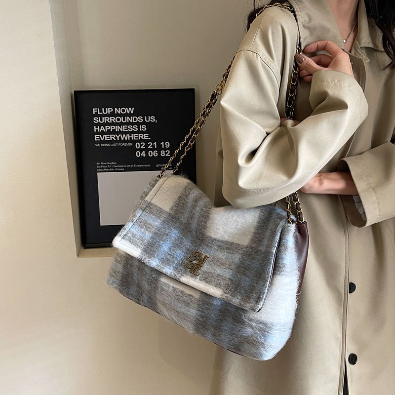 Women's Plush Plaid Classic Style Square Flip Cover Shoulder Bag display picture 5