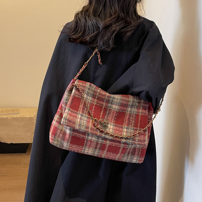 Women's Plush Plaid Classic Style Square Flip Cover Shoulder Bag display picture 4