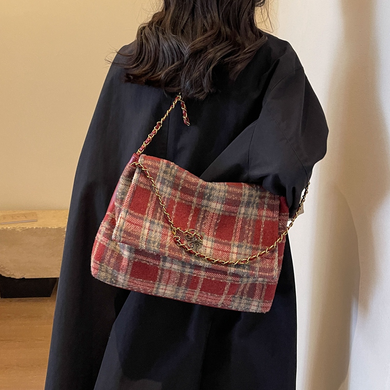 Women's Plush Plaid Classic Style Square Flip Cover Shoulder Bag display picture 6