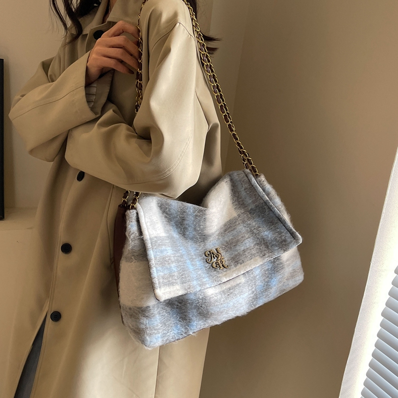 Women's Plush Plaid Classic Style Square Flip Cover Shoulder Bag display picture 3