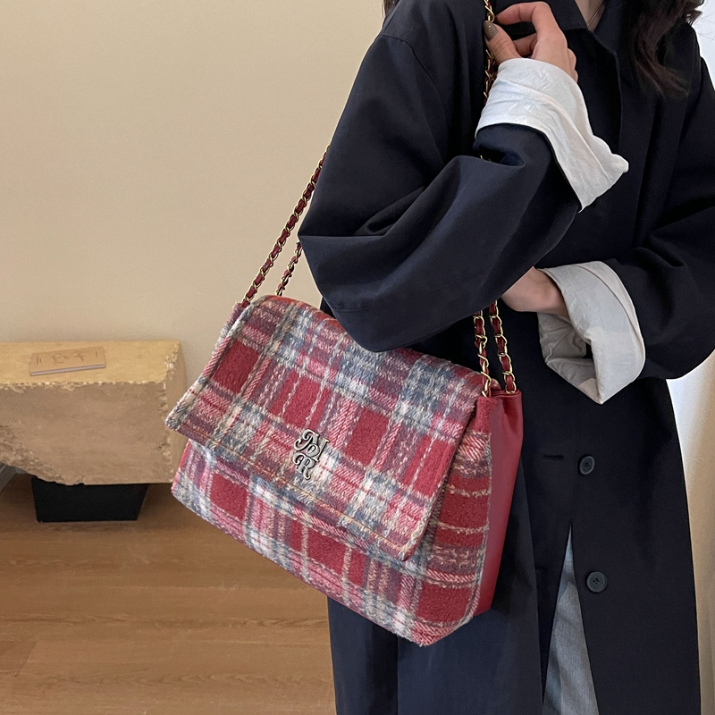 Women's Plush Plaid Classic Style Square Flip Cover Shoulder Bag display picture 10