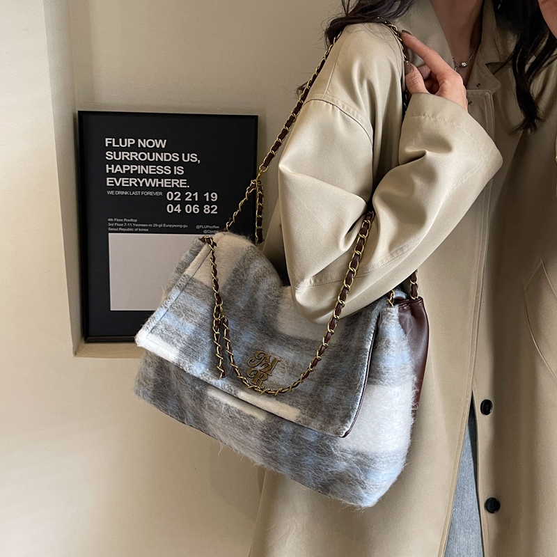 Women's Plush Plaid Classic Style Square Flip Cover Shoulder Bag display picture 8